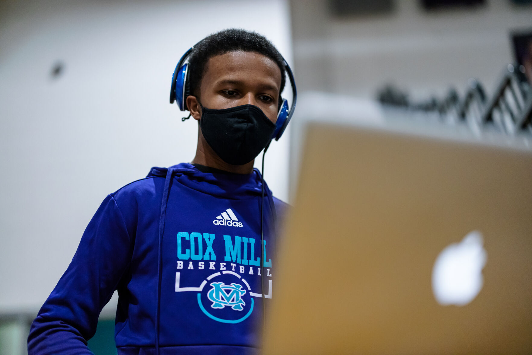 The Hickory Ridge RaginÕ Bulls Varsity Girls defeated the Cox Mill Chargers 60-37 on Friday Night.